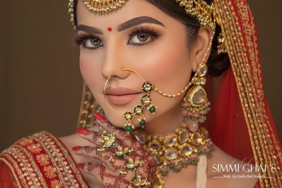 Regal bridal look in a red silk saree